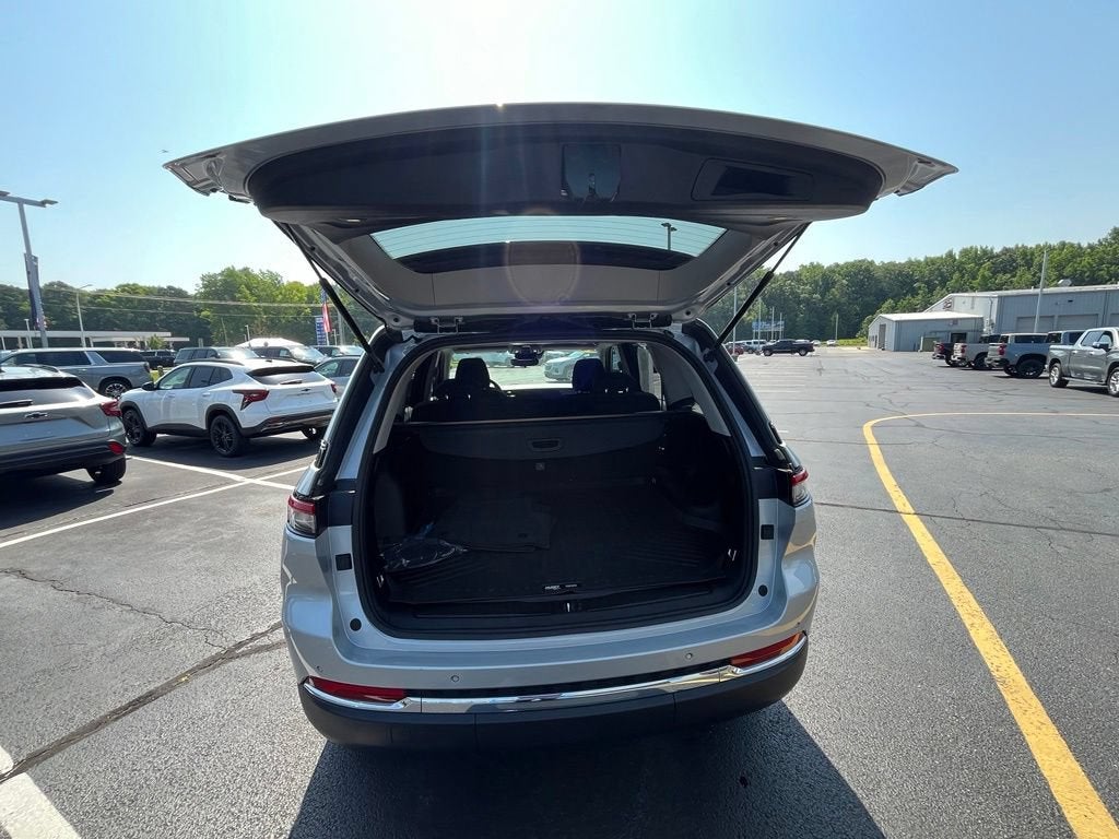 2023 Jeep Grand Cherokee Laredo 4x4