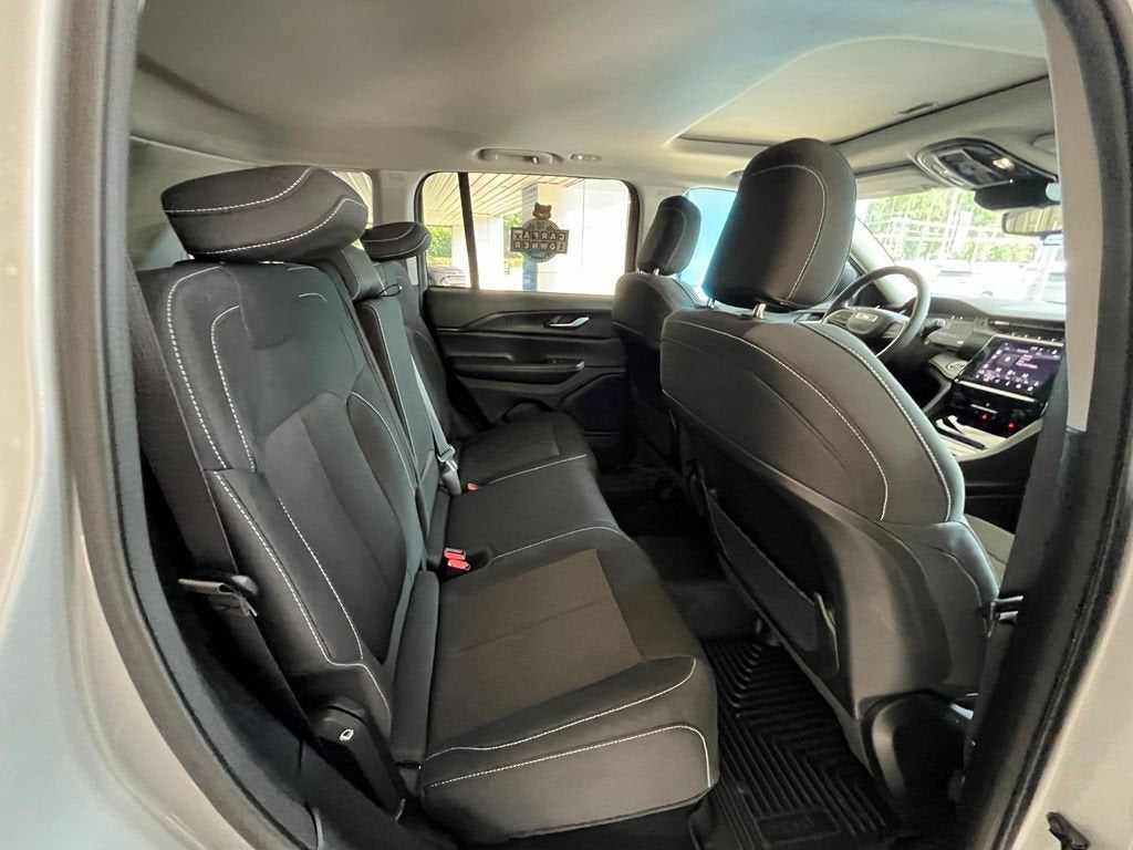 2023 Jeep Grand Cherokee Laredo 4x4