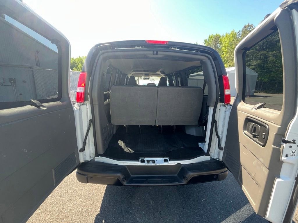 2023 Chevrolet Express Passenger 3500 1LS