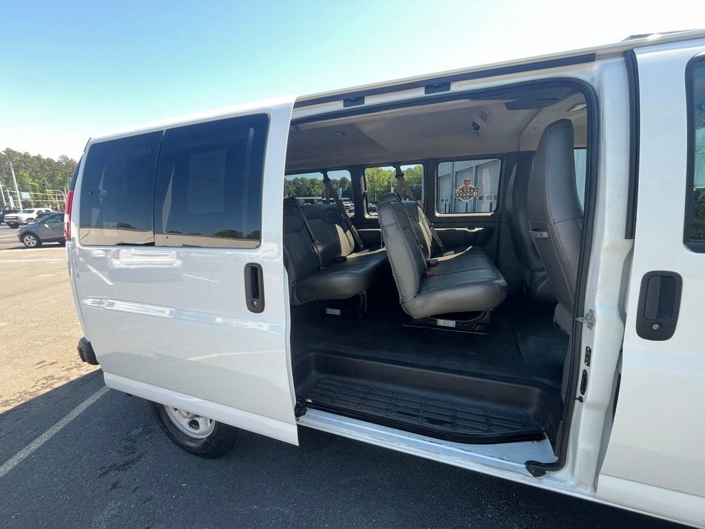 2023 Chevrolet Express Passenger 3500 1LS