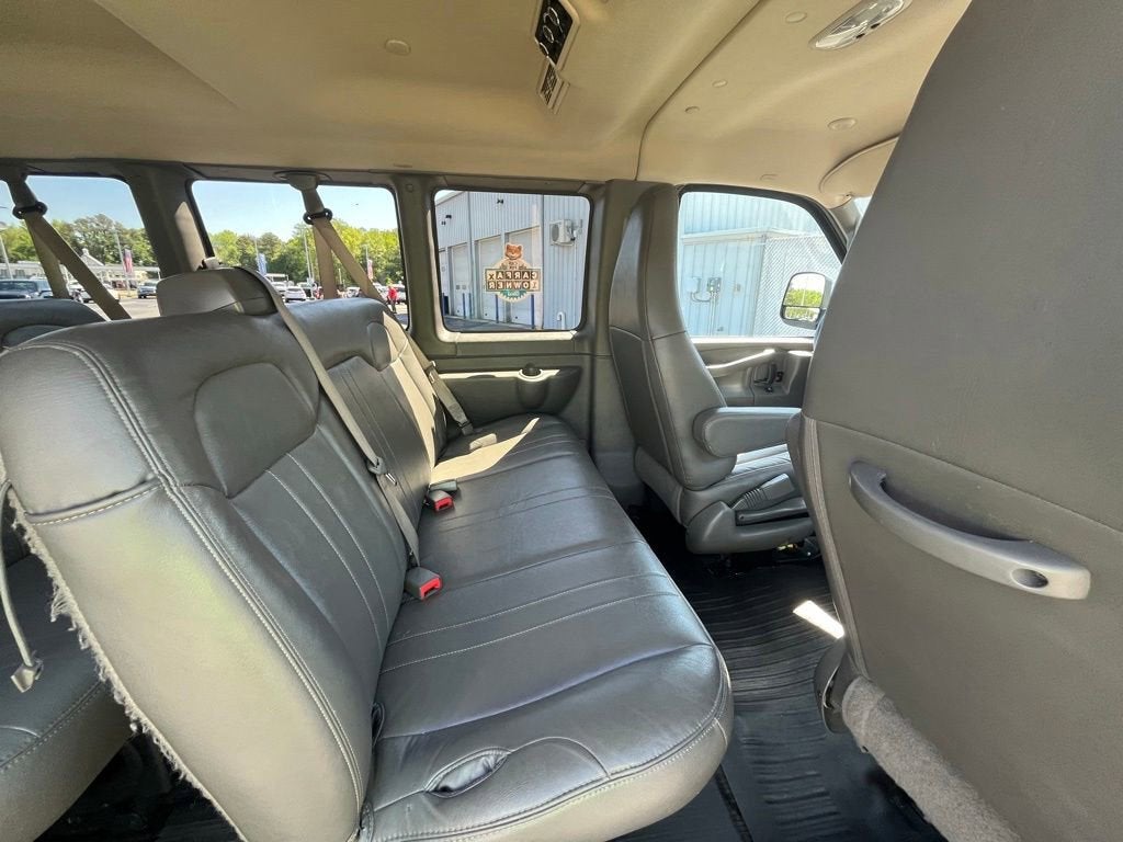 2023 Chevrolet Express Passenger 3500 1LS