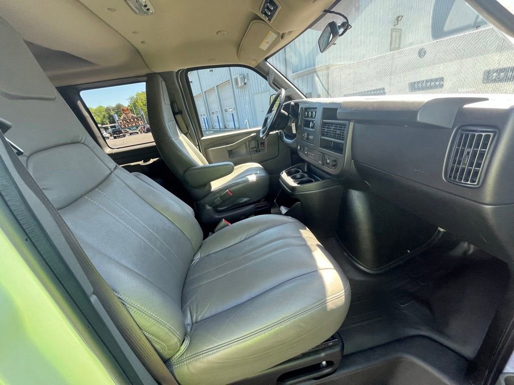2023 Chevrolet Express Passenger 3500 1LS