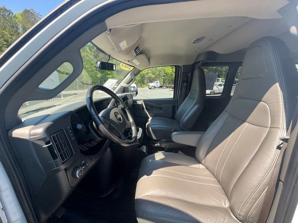 2023 Chevrolet Express Passenger 3500 1LS