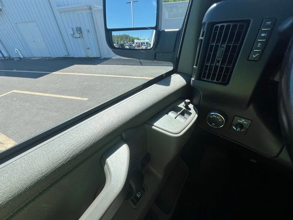 2023 Chevrolet Express Passenger 3500 1LS